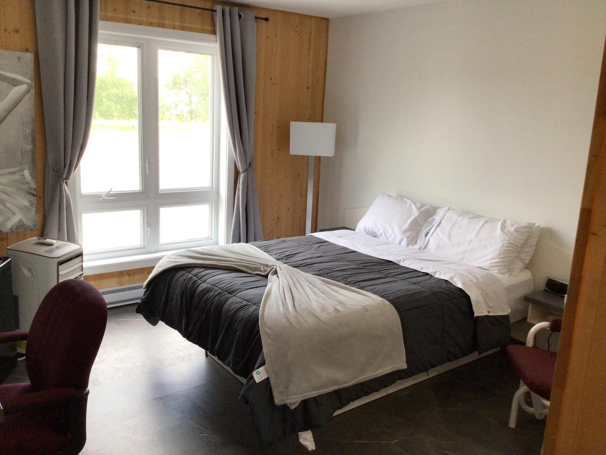 Hotel Auberge St-Felicien Saint Felicien Ngoại thất bức ảnh